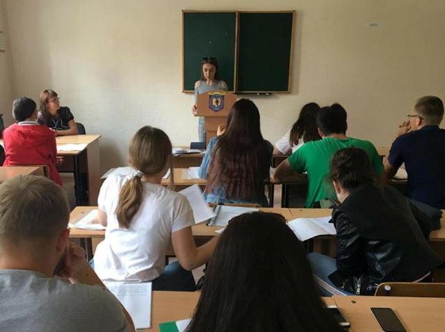 Студентка третього курсу розповідає про пам'ятки рідного краю